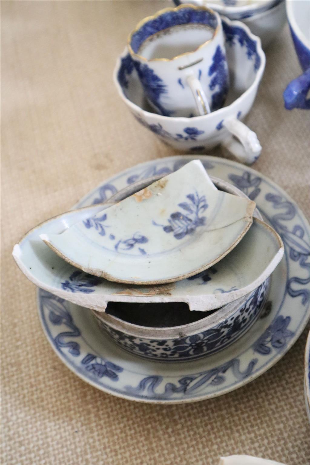 Mixed chinese blue and white ceramics, mostly damaged, for restoration